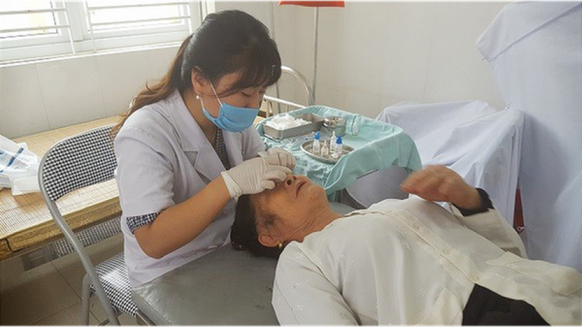 Người cao tuổi nên khám mắt thường xuyên.