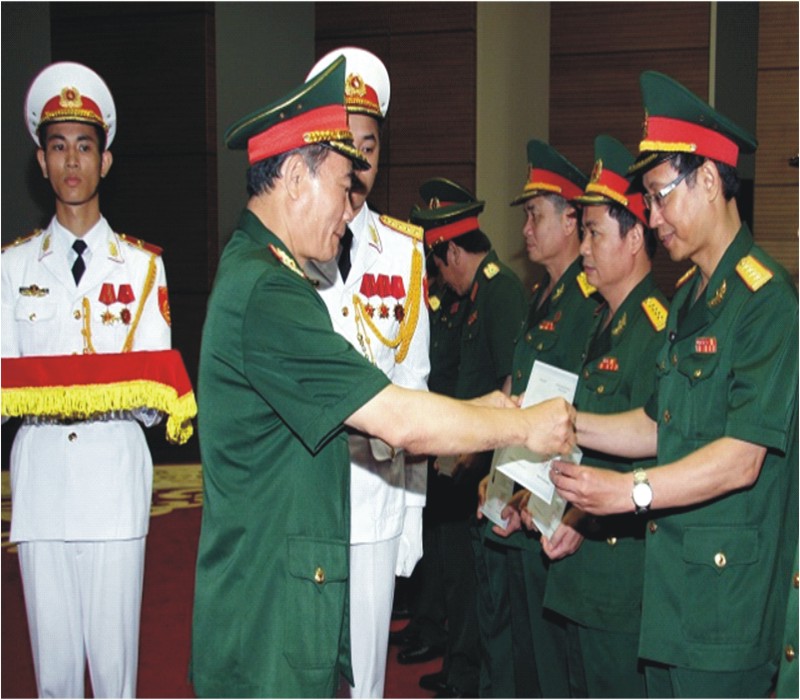 Lễ trao Giấy chứng nhận chức danh sỹ quan chuyên môn - kỹ thuật - nghiệp vụ năm 2015