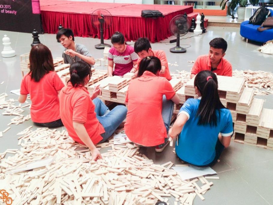 Cuốn hút với mô hình tòa nhà Đại học FPT làm từ gỗ Koto