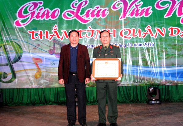Bệnh viện Trung ương Quân đội 108 khám bệnh, cấp thuốc miễn phí và tặng quà tại huyện Vị Xuyên (Hà Giang)