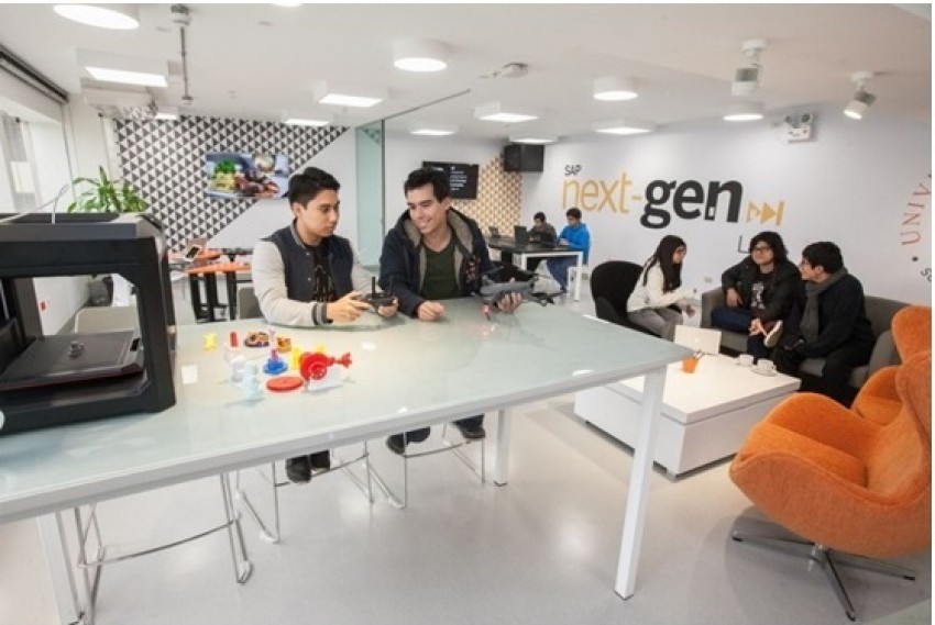 Hội chẩn trên phim X quang của bệnh nhân nghi nhiễm lao. Ảnh: T. Minh