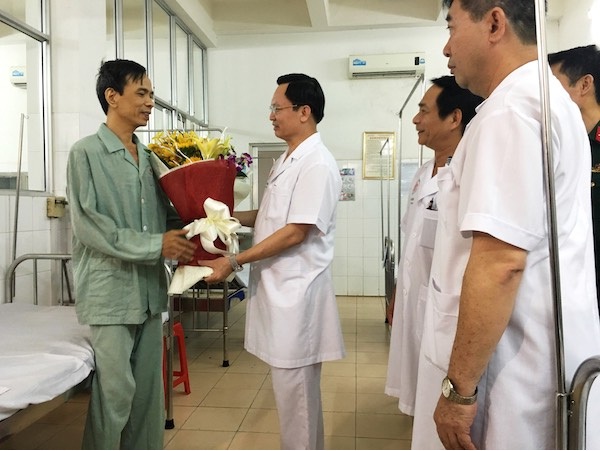 Bệnh nhân được mổ cấp cứu thủng tim ngay trên cáng đã được xuất viện