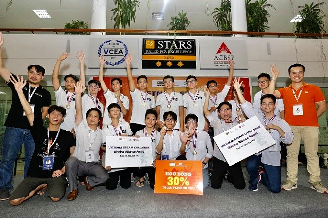 Đại học FPT tổ chức cuộc thi Robotics giúp học sinh tự thiết kế robot, tranh tài bảo vệ môi trường biển