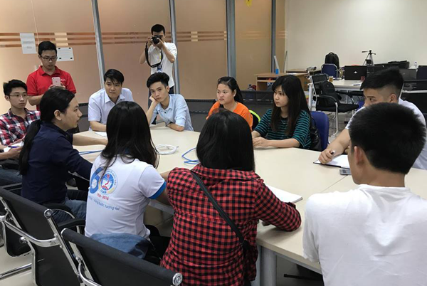 Thí sinh Cuộc thi Sáng tạo khởi nghiệp Sinh viên PTIT P-Startup 2017 tham quan mô hình khởi nghiệp ProjectKit của doanh nhân Bùi Sỹ Nguyên