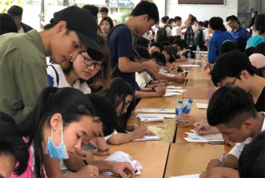 Thí sinh háo hức nộp giấy xác nhận nhập học vào  Học viện Công nghệ Bưu chính viễn thông