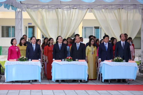 Thủ tướng Nguyễn Xuân Phúc: Dạy chữ quan trọng, dạy người còn quan trọng hơn