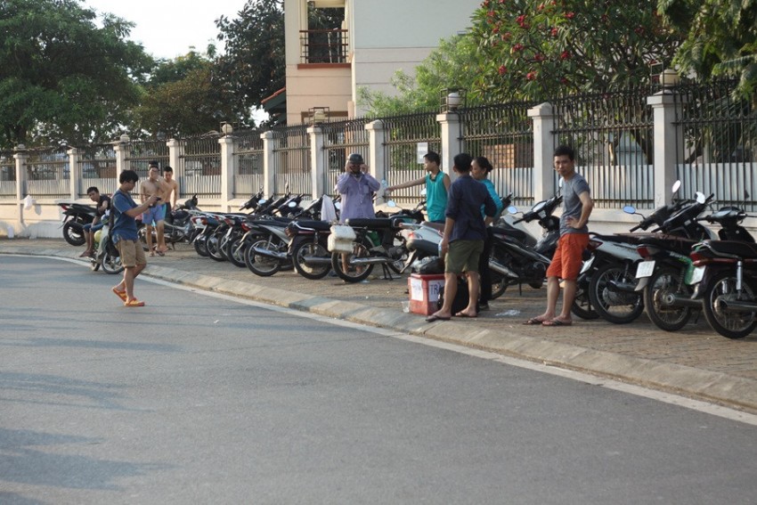 Nóng khủng khiếp, người Hà Nội đổ xô ra Hồ Tây 'giải nhiệt' - ảnh 2