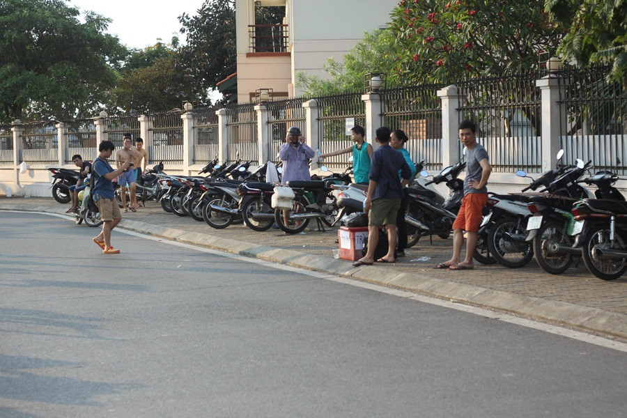 Nóng khủng khiếp, người Hà Nội đổ xô ra Hồ Tây 'giải nhiệt'