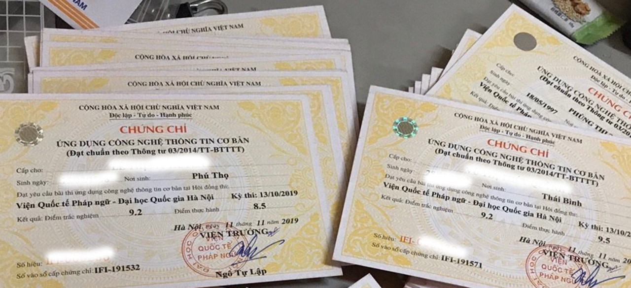 Không bắt buộc công chức có chứng chỉ tin học, ngoại ngữ