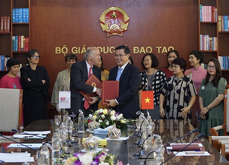 Ký thỏa thuận hợp tác giữa Việt Nam và Tổ chức Đại học Pháp ngữ