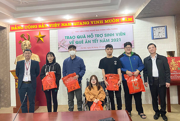 Lãnh đạo Học viện gặp mặt và trao quà tết cho sinh viên có hoàn cảnh khó khăn