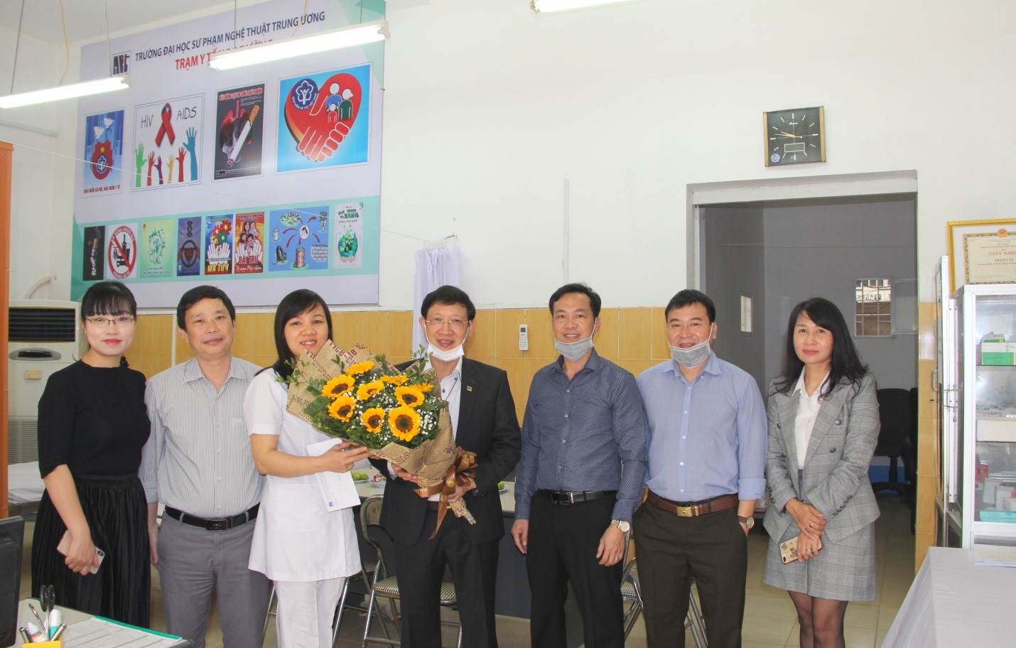 Lãnh đạo Trường ĐHSP Nghệ thuật TW chúc mừng  Ngày Thầy thuốc Việt Nam