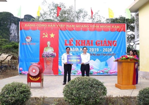 Bộ trưởng Phùng Xuân Nhạ dự khai giảng muộn cùng thầy trò vùng lũ Quảng Bình