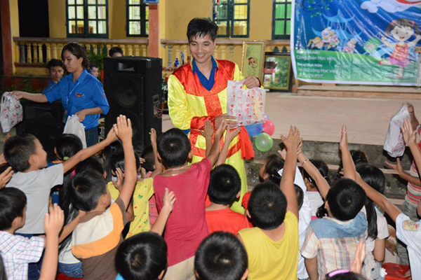 Công đoànHọc viện Công nghệ Bưu chính Viễn thông tổ chức Chương trình vui Trung thu với trẻ em vùng cao tỉnh Yên Bái