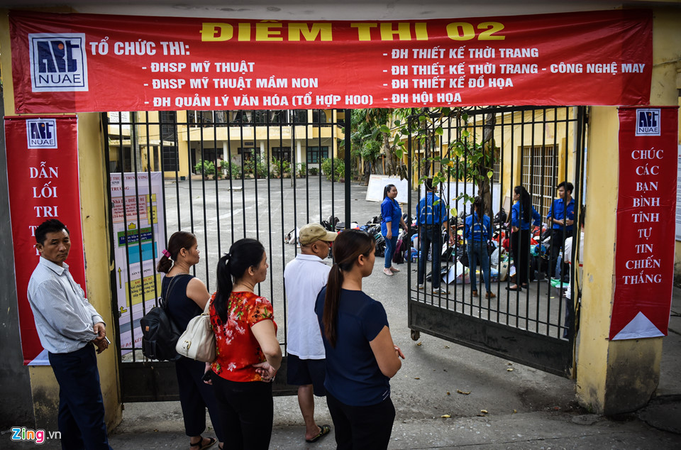 Nữ sĩ tử mặc đẹp, lỉnh kỉnh đồ nghề thi năng khiếu vào đại học