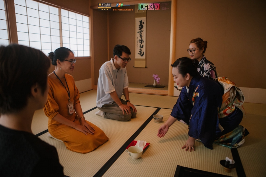 SV Đại học FPT sống chậm với khoá học Trà đạo