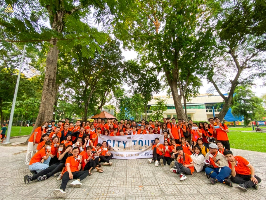 Khám phá lịch sử thành phố với chuyến City Tour ấn tượng của sinh viên trường F