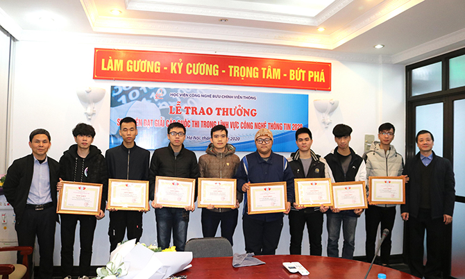 Lễ trao thưởng sinh viên đạt giải các cuộc thi trong lĩnh vực Công nghệ thông tin năm 2020