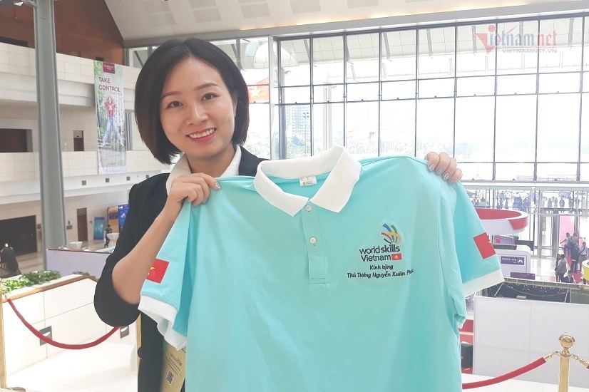 Cô gái tặng áo cho Thủ tướng