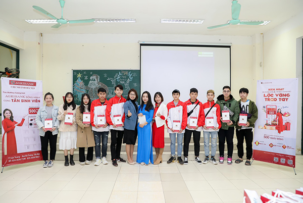 Agribank Chi nhánh Hà Nội trao thưởng cho sinh viên Học viện Công nghệ Bưu chính Viễn thông