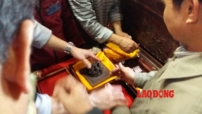 Nườm nượp người luồn cúi, bon chen “mua” ấn thăng tiến ở đền Bảo Lộc – Nam Định