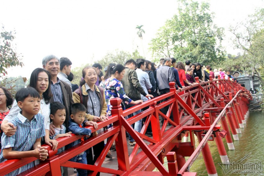Hà Nội: Biển người chen chân đi lễ đầu năm