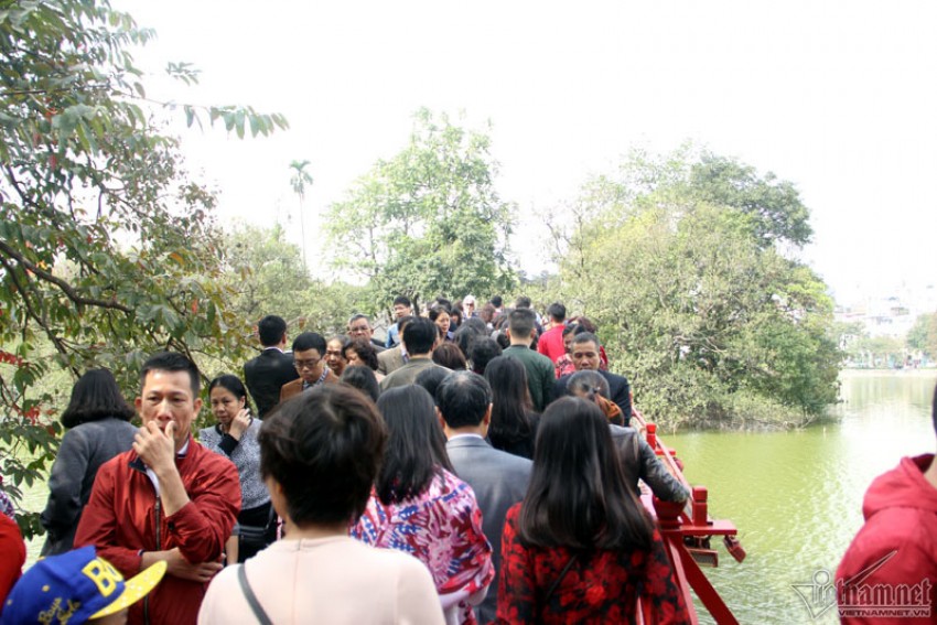 Hà Nội: Biển người chen chân đi lễ đầu năm