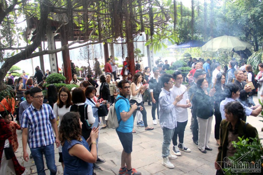 Hà Nội: Biển người chen chân đi lễ đầu năm