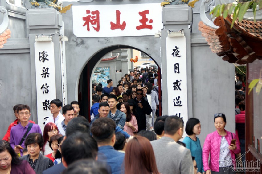 Hà Nội: Biển người chen chân đi lễ đầu năm