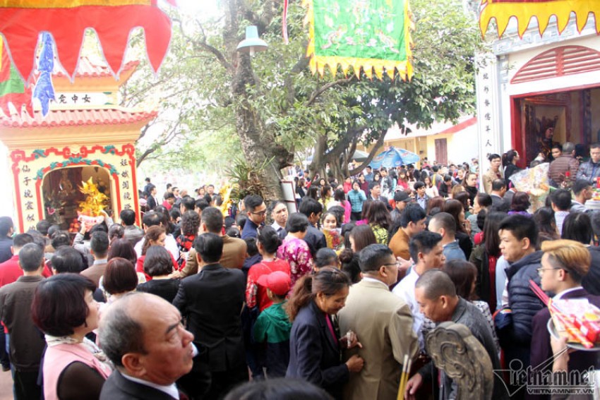 Hà Nội: Biển người chen chân đi lễ đầu năm