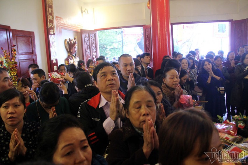 Hà Nội: Biển người chen chân đi lễ đầu năm