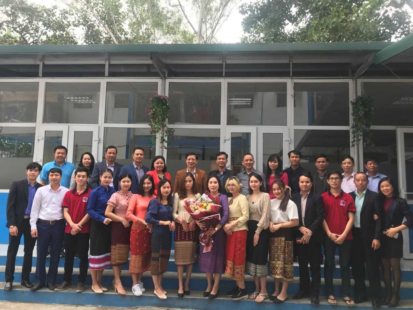 Trường ĐHSP Nghệ thuật TW chúc mừng sinh viên Lào nhân dịp Quốc khánh