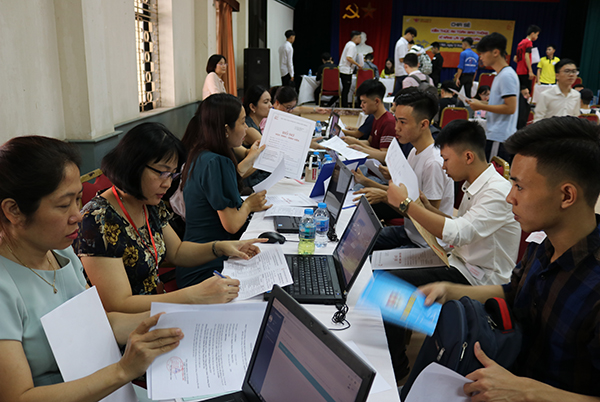 Tân sinh viên khóa 2019 háo hức nhập trường