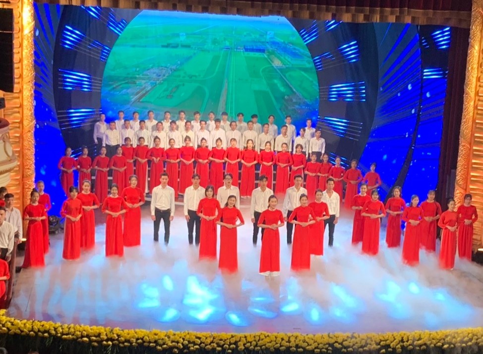 Sinh viên NUAE biểu diễn chào mừng tại Lễ công bố và trao Giải báo chí toàn quốc về xây dựng Đảng (Giải Búa liềm vàng),  lần thứ 5 - năm 2020