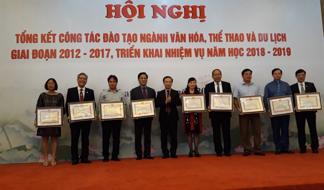 Tập thể và lãnh đạo Trường ĐHSP Nghệ thuật TW nhận Bằng khen thành tích xuất sắc trong công tác đào tạo Văn hóa Nghệ thuật, Thể dục thể thao và Du lịch giai đoạn 2012 – 2017