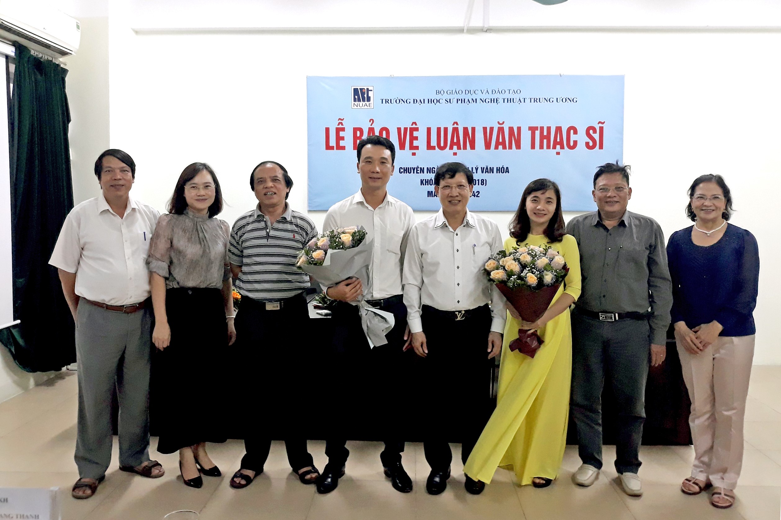Lễ bảo vệ luận văn của hai học viên Hoàng Thị Huyền và Đinh Quang Phong, k5 - Chuyên ngành Quản lý Văn hóa