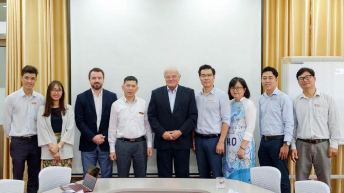 Giáo sư Petr Sáha làm việc với Đại học Tôn Đức Thắng