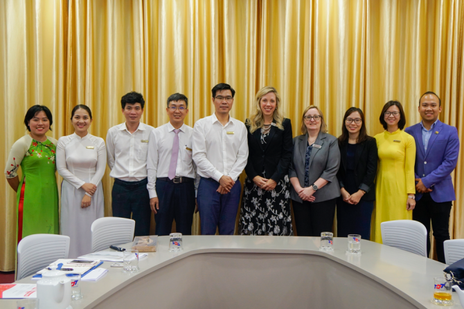 Triển khai chương trình giáo dục 2 giai đoạn với Đại học La Trobe