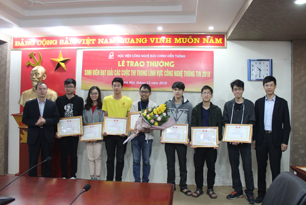 Trao thưởng sinh viên đạt giải các cuộc thi trong lĩnh vực Công nghệ thông tin năm 2018