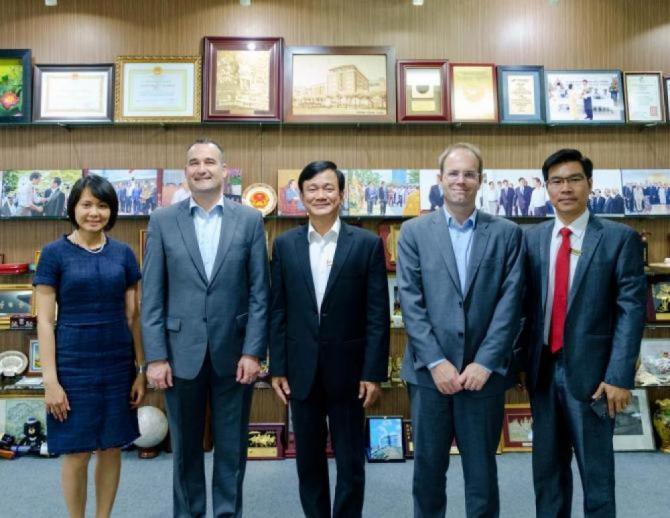 Tổng lãnh sự Candada thăm và làm việc với Đại học Tôn Đức Thắng