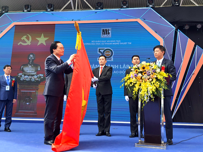 Đại học Sư phạm Nghệ thuật Trung ương đón nhận Huân chương Lao động hạng Nhất