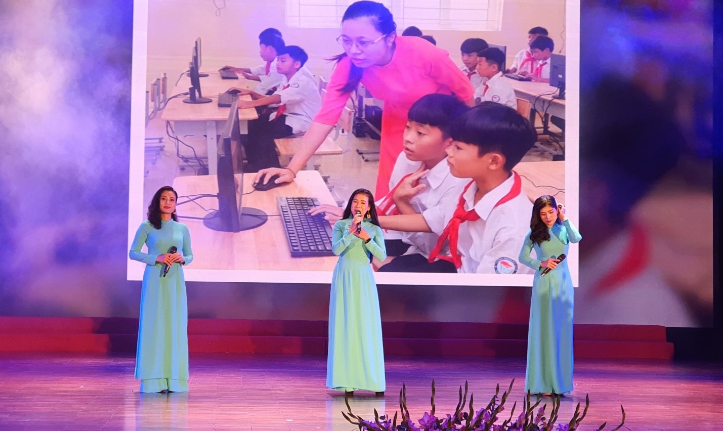 Biểu diễn nghệ thuật chào mừng Đại hội Thi đua yêu nước ngành Giáo dục lần thứ VII