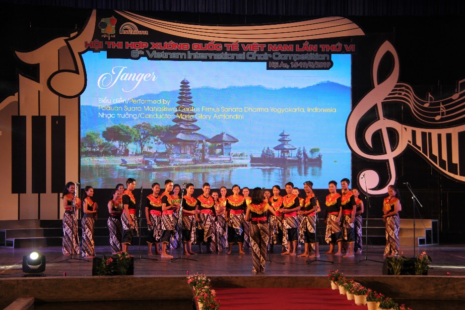 Đội hợp xướng trong phần dự thi tại Hội thi Liên hoan Hợp xướng quốc tế lần thứ VI