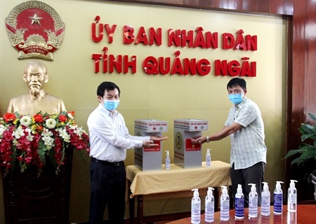 Trường Đại học Sư phạm- Đại học Đà Nẵng tặng tỉnh Quảng Ngãi máy rửa tay sát khuẩn tự động