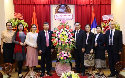 Lãnh đạo Đại học Đà Nẵng thăm và chúc mừng Tổng Lãnh sự quán Lào tại Đà Nẵng nhân dịp kỷ niệm 45 năm Quốc khánh Nước CHDCND Lào