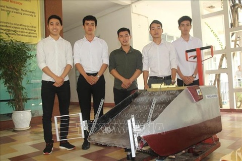 Nhóm sinh viên Đà Nẵng sáng chế máy thu gom rác dưới nước
