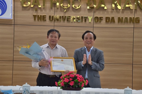 Giám đốc Đại học Đà Nẵng khen thưởng sáng kiến của Giáo sư Bùi Văn Ga và nhóm nghiên cứu máy đo thân nhiệt từ xa phòng chống Covid-19
