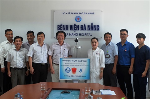 Trường Đại học Sư phạm Kỹ thuật-Đại học Đà Nẵng trao tặng Bệnh viện Đà Nẵng Robot diệt khuẩn bằng tia UV phòng, chống Covid-19