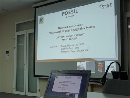 Sinh viên vẫn bảo vệ đề tài online trong thời gian tạm nghỉ để phòng dịch do Covid-19