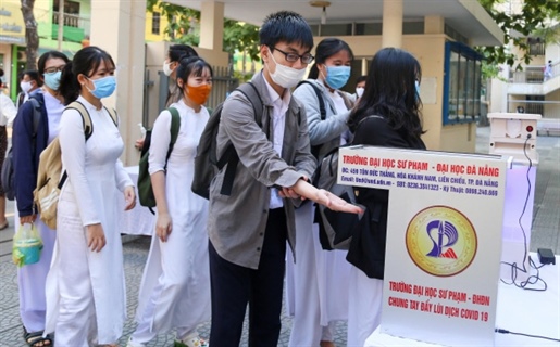 Trường Đại học Sư phạm-ĐHĐN tặng máy rửa tay sát khuẩn cho các trường trên địa bàn Đà Nẵng đảm bảo an toàn trường học cho học sinh, sinh viên trở lại học tập